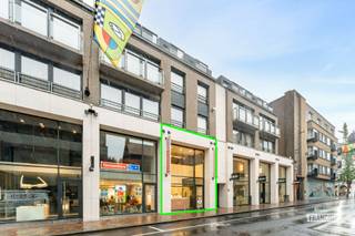 Op zoek naar een commercieel pand op een interessante locatie in het hart van Roeselare? Dankzij de centrale ligging en de vele passage in de omgeving biedt deze locatie een uitstekende zichtbaarheid en tal van mogelijkheden voor diverse commerciële activiteiten.<br /><br />Het gelijkvloers omvat momenteel een winkelruimte van ca. 65 m², aangevuld met een afzonderlijk keukentje. Op de eerste verdieping bevindt zich een ruime, open bureauruimte die flexibel kan worden ingericht als kantoor, stockageruimte of zelfs als bijkomend winkelgedeelte. Daarnaast zijn er sanitaire voorzieningen aanwezig. Een extra troef is het ruime terras achteraan op de eerste verdieping.<br /><br />Met een totale bruikbare vloeroppervlakte van 155 m² biedt dit pand heel wat mogelijkheden. De combinatie van de commerciële ligging en de praktische indeling maakt het geschikt voor uiteenlopende activiteiten, zoals een winkel, kantoor of praktijkruimte voor dienstverlening.<br /><br />Ook op vlak van comfort en energiezuinigheid scoort het pand goed. De verwarming gebeurt via een warmtepomp en het gebouw beschikt over een EPC-label B.<br /><br />Ook interessant voor investeerders: het handelspand is momenteel verhuurd en biedt daardoor de mogelijkheid om onmiddellijk te investeren in een opbrengsteigendom met een uitstekend rendement. <br /><br />Kortom, een veelzijdig handelspand op een gegeerde commerciële locatie in Roeselare.<br /><br />Interesse in dit pand of wens je meer informatie?<br /><br />Contacteer ons gerust voor meer informatie of een bezoek ter plaatse via axel@immofrancois.be of 0471 45 29 95.<br /><br />