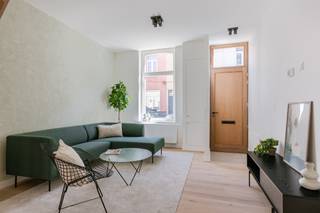 Welkom in de Schaliestraat 39 in Gent, waar hedendaags comfort en stijlvol wonen samenkomen. Deze volledig gerenoveerde woning is ideaal voor wie op zoek is naar een instapklare thuis op een centrale en vlot bereikbare locatie.<br /><br />U komt binnen in de aangename en lichtrijke leefruimte, waar de praktische indeling meteen opvalt. Aansluitend bevindt zich de volledig nieuwe, uitgeruste keuken, voorzien van alle moderne toestellen – een heerlijke plek voor kookliefhebbers en gezellige momenten.<br /><br />De woning beschikt over drie volwaardige slaapkamers, die flexibel ingericht kunnen worden als slaap-, werk- of hobbyruimte. De splinternieuwe badkamer is een echte troef en biedt zowel een comfortabel bad als een moderne douche, afgewerkt met kwalitatieve materialen.<br /><br />Achteraan vindt u een gezellig koertje/terras dat westgericht is, waardoor u volop kan genieten van de avondzon – ideaal om na een drukke dag tot rust te komen of te ontspannen met vrienden en familie.<br /><br />Dankzij de totaalrenovatie geniet u van een woning die volledig voldoet aan de hedendaagse normen op vlak van comfort, afwerking en energiezuinigheid.<br /><br />Kortom, een perfecte keuze voor wie op zoek is naar een moderne, instapklare woning in Gent.<br />Maak snel uw afspraak via 0474 26 27 58 of via info@vicusvastgoed.be