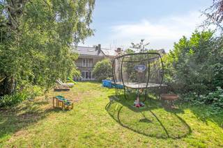 Cette maison familiale étonnamment spacieuse est située à un endroit extrêmement stratégique et recherché à Sint-Andries (Manitobalaan 38). Cette propriété est située sur un terrain spacieux de 735 m² et se distingue par son impressionnante surface habitable de pas moins de 311 m². L'emplacement combine un cadre résidentiel avec une connexion exceptionnellement facile au centre de Bruges, à diverses écoles, aux magasins et aux principales routes d'accès. Une base idéale pour ceux qui recherchent de l'espace, du confort et une maison que vous pouvez toujours personnaliser entièrement à votre goût.<br /><br />La maison vous accueille dans un aménagement fonctionnel où l'espace est l'atout absolu. Au rez-de-chaussée, vous trouverez un garage intérieur pratique avec une allée privée. Grâce aux 311 m² de surface habitable, tous les espaces bénéficient d'agréables volumes. Au total, la propriété compte pas moins de 6 chambres complètes, idéales pour les familles nombreuses ou les travailleurs à domicile. De plus, il y a 2 salles de bain : l'une a déjà été rénovée, la seconde peut encore être entièrement décorée selon vos souhaits.<br /><br />Des questions importantes ont déjà été abordées en matière de durabilité. Par exemple, le toit a été entièrement rénové très récemment et le grenier a été meublé. Une chaudière solaire économe en énergie est également déjà disponible. <br /><br />Remarque : Un nouvel EPC est actuellement en cours de demande. Le score actuel indiqué ne tient pas encore compte de la récente rénovation de la toiture et de l'installation de la chaudière solaire, de sorte que le score réel sera plus favorable.<br /><br />CPE : 207 kWh/m²<br />CPE : <br /><br />Registre des mesures: non