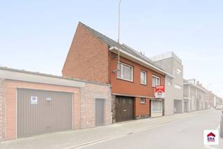 <h3>Te renoveren woning met tal van mogelijkheden in Meulebeke</h3>
<p>Ontdek deze <strong>ruime te renoveren woning</strong> in de <strong>Bonte Berenstraat 7 te Meulebeke</strong>, ideaal voor wie op zoek is naar <strong>ruimte, karakter en potentieel</strong>.</p>
<p>Via de voordeur kom je binnen in een <strong>polyvalente ruimte</strong> die toegang biedt tot de <strong>gang</strong> en de <strong>gezellige leefruimte</strong>. Aansluitend bevindt zich de <strong>keuken</strong>, die bovendien beschikt over een <strong>droge kelder</strong> — ideaal als extra bergruimte. Vanuit de keuken bereik je de <strong>inpandige garage</strong>, die uitgeeft op de <strong>veranda</strong> en de <strong>achterliggende tuin</strong>.</p>
<p>Op de <strong>verdieping</strong> bevindt zich het <strong>slaapgedeelte</strong>, bestaande uit <strong>vier ruime slaapkamers</strong> en een <strong>badkamer</strong>. De woning beschikt verder over een <strong>zeer ruime zolder van ca. 75 m²</strong>, die nog kan worden omgevormd tot extra kamers, bureau of hobbyruimte.</p>
<p>Via de <strong>woonruimte</strong> heb je bovendien toegang tot de <strong>aansluitende loods/stockageruimte van ca. 78 m²</strong> — een absolute troef voor wie extra opslag- of werkruimte wenst.</p>
<p>Met de juiste renovatie kan deze woning worden omgetoverd tot een <strong>comfortabele gezinswoning</strong> met tal van mogelijkheden.</p>
<p><strong>Troeven<br />- </strong>Centrale ligging bij centrum Meulebeke<br />- Ruime woning met polyvalente indeling<br />- Vier slaapkamers<br />- Grote zolder (75m²)<br />- Inpandige garage en droge kelder<br />- Loods/stockageruimte van 78m², ideaal voor zelfstandige of handige doe-het-zelver</p>
Interesse? Contacteer ons vandaag nog!
