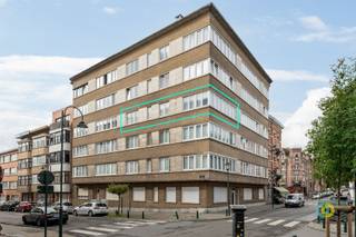 <p><span>Découvrez cet agréable appartement de deux chambres à coucher bien entretenu, situé au troisième étage d'un immeuble de cinq étages sur la Joseph Benoit Willemsplein à Laeken. Situé au calme dans un quartier agréable et très bien desservi par le centre de Bruxelles, il est proche des transports en commun, des commerces et des écoles. Grâce à cette situation centrale, l'appartement est non seulement idéal pour une occupation par le propriétaire, mais aussi particulièrement intéressant en tant qu'investissement. En entrant dans l'appartement, vous arrivez dans le hall d'entrée qui donne accès à toutes les pièces. À l'avant se trouve l'espace de vie lumineux avec de grandes fenêtres qui créent une atmosphère agréable et de l'espace pour un coin salon et un coin repas. Au milieu de l'appartement se trouve la zone nuit avec deux chambres et une salle de bains bien entretenue avec douche et lavabo. Il y a également une toilette séparée. La cuisine fonctionnelle située à l'arrière offre un grand espace de rangement. L'ancien balcon a été transformé en espace de rangement pratique, mais peut facilement être rouvert pour devenir une terrasse. L'appartement dispose également d'une cave privée. Il vous sera également possible d'acquérir le garage situé de l'autre côté de la rue, un atout supplémentaire qui augmente considérablement le confort et la rentabilité de l'appartement.</span><span> </span></p>