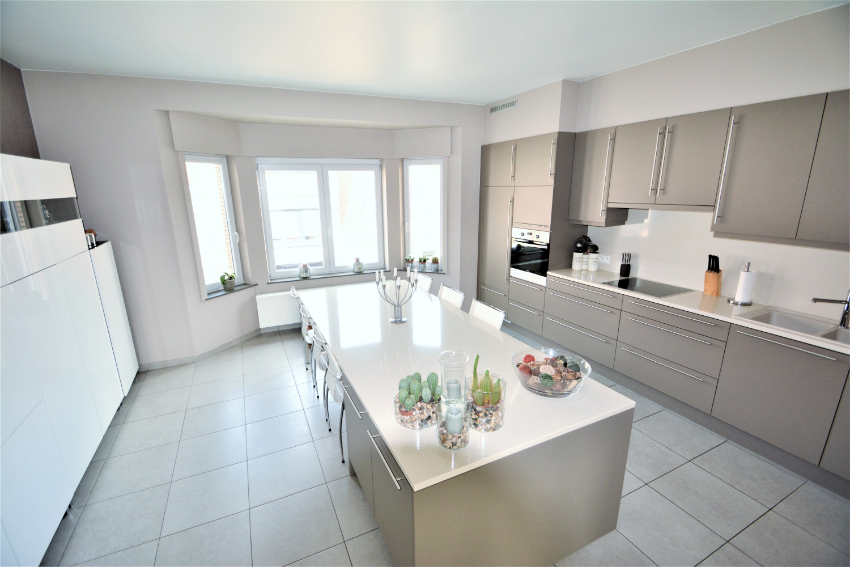 Vrij vanaf 01/10/2026 - Ruime en instapklare bel etage woning met zonnige tuin, zeer goed gelegen in één van de meest begeerde straten vlakbij het centrum van Knokke. - foto 4