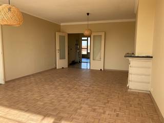Dit <strong>uniek appartement </strong>aan de Watersportbaan biedt jou het beste van twee werelden: rust en ruimte, gecombineerd met de <strong>nabijheid van het bruisende centrum van Gent</strong>.<br /><br />Met <strong>twee ruime slaapkamers</strong>, ideaal voor een gezin of een thuiskantoor, en <strong>twee zonnige terrassen </strong>om te genieten van het uitzicht en de frisse lucht. De <strong>lichtrijke leefruimte</strong> zorgt voor een open en gezellige sfeer. Verder hebben we nog een <strong>praktische keuken</strong> met aansluitende berging, een apart toilet, een ruime inkomhal en een retro badkamer. Bovendien beschik je over een <strong>eigen private garage</strong> en <strong>een berging</strong> in de ondergrondse parking, echt een grote troef in Gent.<br /><br />EPC 111 kWh/m² jaar<br />De huurprijs is € 975 + € 55 algemene onkosten + € 125 provisie voor verwarming en water.<br />Het appartement is beschikbaar vanaf <strong>1 december 2026</strong>.<br /><br />Plan snel een bezoek en ontdek jouw nieuwe thuis in Gent.<br />Tel. <strong>09 330 61 04</strong> of info@vastgoedminnaert.be