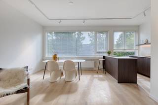 Indeling: - ruime inkomhal met apart gastentoilet - lichtrijke woonkamer met hoogwaardig afgewerkte open keuken (36 m²) - berging met aansluiting voor wasmachine/droogkast - slaapkamer 1 (12,5 m²) - slaapkamer 2 (9 m²) - slaapkamer 3 (8 m²) - badkamer met inloopdouche en dubbele wastafel (4,5 m²) - groot west-gericht terras (10,5 m²) - ruime kelderberging (11,5 m²) - gemeenschappelijke fietsenstalling Gerenoveerd in 2026: - natuurlijke eiken parket (geolied) die naadloos doorloopt in het ganse appartement en aansluit bij de tegelvloer van de badkamer - 2 stalen deuren- nieuwe ramen in het volledige appartement - Ixina keuken (10 jaar garantie op de kasten en 5 jaar op de toestellen) - achtergevel werd recent gerenoveerd - veiligheidsdeur - aparte voorziening voor wasmachine/droogkast - alle sanitaire en elektrische leidingen vernieuwd - volledige vernieuwingen van cv leidingen en radiatoren - inclusief high quality led verlichting - volledige renovatie werd uitgevoerd door een Belgische aannemer uit het Antwerpse- achterste slaapkamer (met vrije gevels) is geïsoleerdOndergrondse autostaanplaats verplicht bij aan te kopen voor 20.000 euro. Bent u geïnteresseerd in dit high end afgewerkt appartement te koop in Wilrijk? Aarzel dan niet om contact met ons op te nemen. Wenst u uw eigendom ook te koop of te huur te stellen? We helpen u graag verder. Steeds tot uw dienst om u verder te helpen met al uw vragen over vastgoed! Bestuursmaatregelen in het maatregelenregister: nee