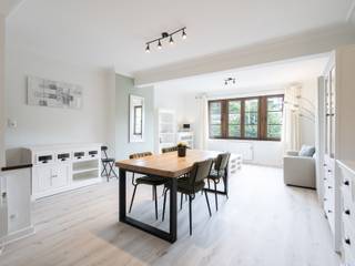 Immo By Julie stelt u met veel plezier dit prachtige, lichtrijke appartement voor, wordt gemeubileerd verkocht, ideaal gelegen in het hart van Bouillon, op een uitzonderlijke locatie langs de oevers van de Semois.
Dankzij de doorlopende indeling geniet u van een uniek uitzicht: vanuit de slaapkamer kijkt u uit op het beroemde middeleeuwse kasteel van Bouillon, terwijl de ruime woonkamer een prachtig vrij uitzicht biedt over de Semois.
Het appartement bevindt zich op de tweede verdieping van een kleinschalige residentie met lift en geniet van een bijzonder gegeerde ligging. Op slechts enkele stappen van de wandelkades en de gezellige restaurants langs de Semois kunt u volop genieten van de charmante sfeer van het historische centrum van Bouillon, met alle voorzieningen op wandelafstand.
Het appartement werd in 2025 smaakvol volledig gerenoveerd en bestaat uit een inkomhal, een ruime en lichtrijke leefruimte van 35 m², een ingerichte keuken met doorgeefluik, een moderne douchekamer en een comfortabele slaapkamer met ingebouwde dressing.
Of u nu op zoek bent naar een eerste eigen woning, een tweede verblijf of een interessante investering met verhuurpotentieel, dit appartement biedt een uitstekende opportuniteit dankzij zijn topligging en recente renovatie.
Voor meer informatie of een bezoek kunt u contact opnemen met Immo By Julie via 0498/49.77.56.