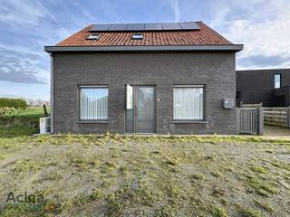 Te huur: volledig gerenoveerde vrijstaande woning met leuk, open zicht.De woning beschikt over een lichtrijke eet- en leefruimte met een aangename...