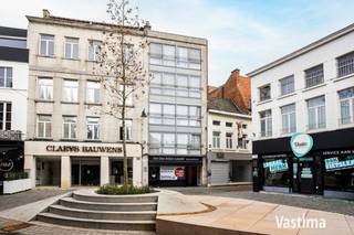 De winkel werd met kwalitatieve materialen vernieuwd in 2008 en is nog steeds up to date. Met zijn ergonomische inrichting en brede gangpaden is het winkelpand geschikt voor diverse commerciële activiteiten.<br /><br />Achter de winkel treffen we een ruime werkplaats met ruime koel- en diepvriescellen, apart toilet, grote keuken met een zee aan stockageruimte, gescheiden bureau en privévertrek met douche en toilet. Op het verdiep is een grote, lichtrijke opslagplaats met polyvalente mogelijkheden. De ruimte leent zich perfect toe om ook voor andere commerciële activiteiten te gebruiken.<br /><br />Recente koelcentrale (2016) / Airco in winkel en werkplaats / Glasvezel voor internet / Brander (2020) / ... beperkte algemene kosten / Asbestveilig / EPC D - NR 20260415-0003847769-KNR-1<br /><br />Situeert zich op een boogscheut van de Grote Markt in 1 van de drukst bezochte winkelstraten in het centrum van Aalst. Toegankelijk en zichtbaar vanuit verschillende straten.<br /><br />Zoek het niet verder, begin hier uw zaak!