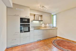 Appartement prêt à emménager, fini de qualité (premier étage) le long de la Raadsherenlaan avec 2 chambres, un espace de vie lumineux, 2 terrasses (12m2) et la possibilité d'acheter un garage souterrain (25 000,00 euros). Cet appartement à vendre (90m² de surface habitable, EPB B : 131) bénéficie d'un emplacement central mais calme dans un environnement adapté aux enfants à proximité du centre de Sint-Kruis (Bruges), des transports en commun, des commerces de proximité, des grands magasins, des écoles, des centres sportifs et avec une connexion facile vers Bruges, Damme, Knokke, Maldegem...<br />Disposition :<br />* Premier étage (environ 90 m²) :<br />- Hall d'entrée spacieux (10m2) avec toilettes invités ;<br />- salon lumineux (33m2) avec fenêtre coulissante qui vous donne accès à la terrasse ensoleillée ;<br />- cuisine séparée et meublée (12m2) avec lave-vaisselle, four, micro-ondes, plaque vitrocéramique, hotte, double évier, réfrigérateur et placards ; <br />- un débarras pratique et spacieux (5 m2) adjacent à la cuisine avec raccordement pour le lave-linge, le système de chauffage central et le système de ventilation ;<br />- 2 chambres (15m2 et 11m2) avec terrasse attenante ;<br />- salle de bain (4m2) avec douche, lavabo dans le meuble + espace de rangement supplémentaire ;<br />* Niveau -1 :<br />- Rangement privé au sous-sol ;<br />- Possibilité d'acheter un box de garage privé souterrain (30 000,00 euros).<br /><br />Registre des mesures: en cours de demande