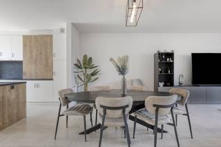 Deze hoogwaardige nieuwbouwwoning werd afgewerkt met uitzonderlijke aandacht voor detail. Via de inkomhal met veiligheidsdeur en gastentoilet komt...