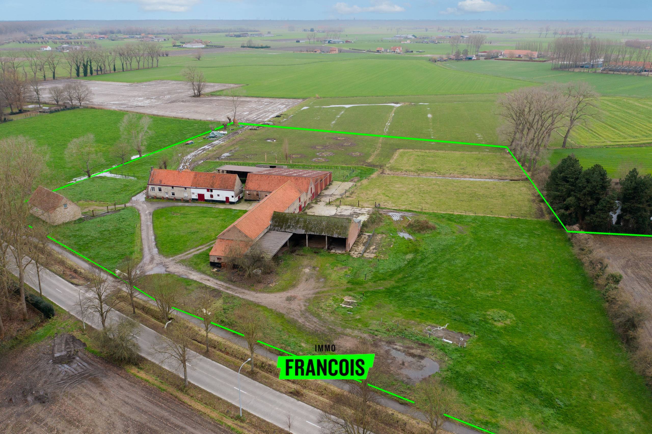 Te renoveren boerderij gelegen op een terrein van 5,3 hectare in het rustige Damme! - foto 1