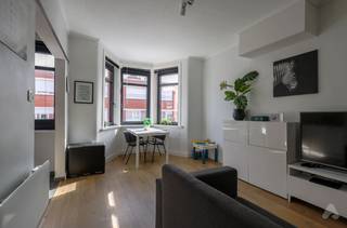 Découvrez cet appartement idéalement situé au premier étage d'un bâtiment unique, à seulement 150 mètres du marché et à distance de marche de la plage. Un emplacement parfait pour profiter de tout ce que la côte a à offrir !<br /><br />L'appartement vous accueille avec un espace de vie lumineux et une cuisine ouverte entièrement équipée, où convivialité et confort sont au rendez-vous. Il dispose également de deux chambres et d'une salle de bains équipée d'une douche, d'un lavabo et d'un toilette.<br /><br />Un atout indéniable est le charmant balcon ensoleillé, où vous pourrez vous détendre et profiter du soleil chaud de l'après-midi.<br /><br />Grâce à son emplacement avantageux et à son agencement pratique, cet appartement est parfaitement adapté comme résidence principale, deuxième maison ou investissement intéressant pour la location de vacances.<br /><br /><strong>Atouts supplémentaires :</strong>
<ul>
<li>Emplacement central à seulement 150 mètres du marché</li>
<li>À distance de marche de la plage</li>
<li>Deux chambres spacieuses</li>
<li>Charmant balcon ensoleillé avec soleil d'après-midi</li>
<li>Nouveaux fenêtres</li>
<li>Installation électrique vérifiée</li>
</ul>
<br />Une occasion en or pour ceux qui recherchent un appartement chaleureux en bord de mer, aussi bien pour un usage personnel que pour la location !