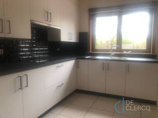 <p>Deze charmante alleenstaande woning bevindt zich in een rustige verkaveling nabij het dorp van Lochristi. Een ideale gezinswoning door de goede ligging en de verbindingswegen in de buurt. De woning omvat op het gelijkvloers een inkom, een afzonderlijk toilet, een leefruimte met uitzicht op de mooie tuin, een keuken  en garage. Op de eerste verdieping zijn er 3 slaapkamers (1 grote en 2 kleinere), een badkamer (toilet - dubbele lavabo - bad) terug te vinden. Tot slot is er een grote en gemakkelijk te onderhouden tuin ( met tuinberging) en terras aanwezig. Uw contactpersoon voor deze woning is Leen De Clercq, afspraken kunnen steeds via mail naar leen@vastgoed-dc.be worden vastgelegd.</p>