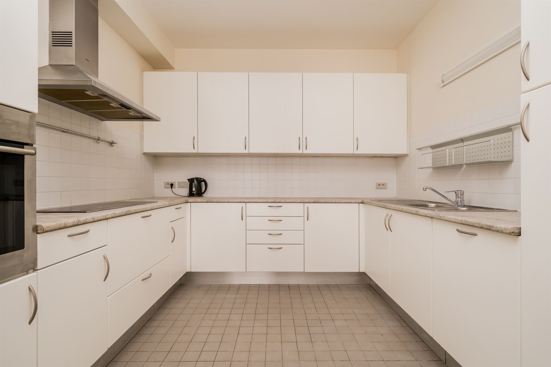 Ruim en lichtrijk appartement op de 2de verdieping in de prachtige residentie St Louis Court - foto 4