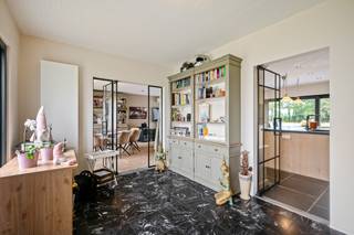 Op een aangename locatie in Heist-op-den-Berg bevindt zich deze bijzonder verzorgde woning op een mooi perceel van ca. 1.187 m². De woning beschikt over een bewoonbare oppervlakte van ca. 192 m² en biedt een prachtige combinatie van ruimte, comfort en een schitterend uitzicht over de eigen tuin en de achterliggende velden en bossen.<br /><br />De woning werd doorheen de jaren grondig vernieuwd en is voorzien van heel wat hedendaags comfort. Zo werd er een volledig nieuwe, op maat gemaakte keuken geplaatst, uitgerust met de voornaamste toestellen waaronder een inductievuur en een ingebouwde afzuiging van Neff. Ook de badkamer werd volledig vernieuwd.<br /><br />De woning biedt bovendien nog heel wat extra ruimte en mogelijkheden om naar eigen smaak en behoeften bijkomende kamers of leefruimtes te creëren.<br /><br />Verder beschikt de woning over twee slaapkamers en een ruime zolder die nog heel wat mogelijkheden biedt. Het dak werd vernieuwd in 2018 en de zolder werd geïsoleerd. In 2021 werden bovendien nieuwe aluminium ramen geplaatst voorzien van elektrische rolluiken.<br /><br />Ook op technisch vlak is de woning volledig mee. Zo zijn er zonnepanelen aanwezig, is de elektriciteit conform en werd er airconditioning voorzien voor extra comfort tijdens warme zomerdagen.<br /><br />Achteraan geniet je van een prachtig zicht over de ruime tuin en de achterliggende velden en bossen. Het aangename terras met zonneluifel vormt dan ook de ideale plek om volledig tot rust te komen en te genieten van deze mooie omgeving.<br /><br />De woning beschikt daarnaast over een inpandige garage, losstaande garage, kruipkelder en een vergund bijgebouw, wat extra mogelijkheden biedt.<br /><br />Bent u op zoek naar een instapklare woning met heel wat vernieuwingen, een ruim perceel en een prachtig uitzicht in Heist-op-den-Berg? Contacteer ons via 0473/27 88 57 of neem een kijkje op www.boonstravastgoed.be.<br />Bijzonderheden:<br /><br />• Zonnepanelen<br />• Elektriciteit conform<br />• Prachtig zicht op de achterliggende velden<br /> 