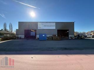 Op een strategische locatie bevindt zich dit bedrijfsgebouw bestaande uit magazijn gecombineerd met kantoren en buitenruimte. De site is...