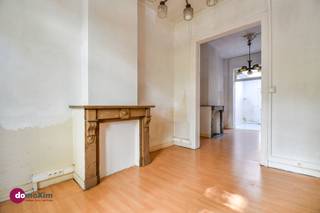 <p><span>Charmant te renoveren herenhuis met stadstuin nabij het centrum van Mechelen</span></p><p><span> </span></p><p><span>Ben je op zoek naar een karaktervolle woning die je volledig naar eigen smaak kan renoveren en inrichten? Dan is dit charmante herenhuis precies wat je zoekt! Gelegen in de Olivetenvest, op een boogscheut van het centrum van Mechelen, geniet je van een uitstekende ligging met verschillende voorzieningen op wandelafstand. </span></p><p><span> </span></p><p><span>Je betreedt de woning via de inkomhal. De leefruimte, dewelke voorzien is van authentieke elementen, sluit aan bij de ruime keuken die toegang biedt tot de toffe stadstuin. Aansluitend aan de keuken bevindt zich de badkamer. Vanuit de inkomhal heb je eveneens toegang biedt tot de zeer ruime kelder. </span></p><p><span> </span></p><p><span>Op de eerste en tweede verdieping bevinden zich telkens twee ruime slaapkamers. Op de derde verdieping kan je nog een vijfde slaapkamer terugvinden, alsook een tweede badkamer.</span></p><p><span> </span></p><p><span>Dankzij de gunstige ligging en de vele renovatiemogelijkheden is dit een uitstekende opportuniteit voor wie op zoek is naar een interessant project met veel toekomstperspectief!</span></p><p><span> </span></p><p><span>Interesse in een bezoek? Contacteer ons vandaag nog!</span></p><p><span> </span></p><p><span>015 20 36 00 - info@domoxim.be</span></p><p><span> </span></p><p><span>domoXim. Waar dromen thuis komen!</span></p><p><span> </span></p><p><span>Ook benieuwd naar de waarde van je </span><span>eigen</span><span> woning? Wij geven je graag advies.</span></p>