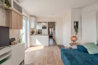 Centraal gelegen 1 slaapkamer appartement te koop te Middelkerke, Paul de Smet de Naeyerstraat 25. Het appartement situeert zich op de vijfde verdieping van de residentie "Providence". Dankzij de centrale ligging bevindt u zich vlakbij openbaar vervoer, de zeedijk en winkels. Bovendien beschikt het appartement over ruime, zuid en zuidwest, gerichte terrassen.<br /><br />Indeling:<br />- Inkomhall<br />- lichtrijke leefruimte (23m²) met toegang tot het eerste terras (2m²) en het zuidgericht tweede terras (9m²)<br />- gerenoveerde open geïnstalleerde keuken<br />- badkamer voorzien van douche, toilet en lavabo meubel<br />- slaapkamer (13m²) met toegang tot zuidwest gericht derde terras (18m²) <br /><br />Troeven:<br />- Topligging vlakbij openbaar vervoer, winkels en de Zeedijk<br />- Conform elektriciteitsattest<br />- Zuid en zuidwest gerichte zonneterrassen<br />- Gemeenschappelijke fietsenberging in het gebouw<br />- Instapklaar<br /><br />Bent u op zoek naar een 1 slaapkamer appartement met zonnige terrassen te koop te Middelkerke? Aarzel niet en leg vandaag nog uw bezoek vast!<br /><br />Bestuursmaatregelen in het maatregelenregister: nee