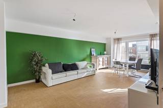 Gerenoveerd appartement met 2 slaapkamers te Antwerpen!<br /><br />Bent u op zoek naar een tof appartement met 2 slaapkamers en terras in het Antwerpse?<br />Kom dan zeker eens een bezoekje brengen naar dit net gerenoveerd appartement.<br /><br />Het appartement is gelegen op de 7ste verdieping van een gebouw dat voorzien is van een lift.<br /><br />U betreedt het appartement via de inkomhal dewelke u begeleid naar de leefruimte. Deze straalt direct warmte uit dankzij de prachtige, authentieke parketvloer.<br />Via een stijlvolle glazen deur bereikt u de volledig uitgeruste keuken, voorzien van alle moderne comfort: een vier-pits gasvuur, ingebouwde oven, microgolfoven en een dubbele spoelbak.<br />De badkamer is onlangs volledig gerenoveerd geweest en is ingericht met een comfortabel ligbad en een modern lavabomeubel met dubbele wastafel. Het appartement beschikt verder over een gastentoilet met handenwasser en een handige wasplaats. Het appartement beschikt over 2 slaapkamers (14 en 9 m²) .<br /><br />Als kers op de taart geniet u op het terras van een heerlijk buitenmoment met panoramisch zicht.<br /><br />Er dient apart een dubbele autostaanplaats verplicht aangekocht te worden voor 35.000 euro <br /><br />PLUSPUNTEN<br />+ Gunstig EPC<br />+ Lift aanwezig<br />+ Lichtrijk<br />+ Dubbele staanplaats beschikbaar<br /><br />Heeft u interesse in dit instapklaar appartement? Neem dan contact op met VB Vastgoed via 03 337 50 70 of info@vbvastgoed.be.