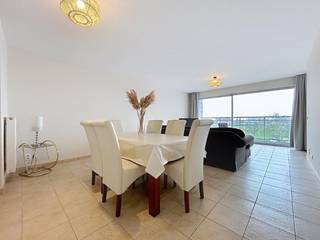 Uniek gelegen appartement, bestaande uit een ruime inkomhal met afzonderlijk toilet, vestiaire en was/bergplaats, een ruime, lichtrijke leefruimte...