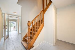Op de eerste verdieping van een kleinschalig gebouw met slechts vier appartementen bevindt zich dit hoogwaardig gerenoveerde appartement van 76 m². Het appartement werd volledig vernieuwd met kwalitatieve materialen en is bovendien volledig instapklaar, inclusief schilderwerken en kwalitatieve led verlichting.<br /><br />De lichtrijke leefruimte met open, volledig uitgeruste keuken (met AEG toestellen, Liebherr ijskast en Novy dampkap) vormt samen een aangename woonruimte van ca. 35 m². Aansluitend aan de keuken bevindt zich een praktische wasplaats/berging. Vooraan beschikt het appartement over een gezellig terras.<br /><br />Verder zijn er twee slaapkamers, een afzonderlijk gastentoilet en een stijlvol afgewerkte badkamer met inloopdouche, wastafel met onderkast en spiegelkast.<br /><br />Een absolute troef is de zeer ruime en brede garage van maar liefst 45 m² met plaats voor 2 wagens aangevuld met een aparte berging en een private oprit met plaats voor nog een extra wagen.<br /><br />Niet alleen het appartement, maar het volledige gebouw werd grondig onder handen genomen. Dit resulteert in een uitstekend EPC-label A (59). Ook de elektrische installatie is conform en het appartement is asbestveilig. De zonnepanelen op het dak voorzien bovendien per appartement een vermogen van ca. 2,5 kWp.<br /><br />Een volledig afgewerkt en energiezuinig appartement met uitzonderlijk veel parkeer- en bergruimte, gelegen in een kleinschalig gebouw.<br /><br />Interesse? Maak vandaag nog een afspraak en ontdek dit instapklare appartement ter plaatse.