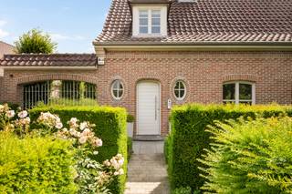 Vous recherchez une maison spacieuse alliant calme, confort et emplacement idéal ? Alors cette charmante maison familiale à Wielsbeke est exactement ce qu'il vous faut. Située dans une impasse tranquille, elle vous offre une intimité maximale et un cadre de vie agréable, tandis que les commerces, la boulangerie, la boucherie et les autres commodités quotidiennes se trouvent à quelques minutes à pied. De plus, la maison se trouve à seulement quelques minutes de Waregem.

Avec une superficie de terrain de 1 087 m² et une surface habitable de pas moins de 332 m², cette propriété offre tout l'espace nécessaire pour toute la famille.

Agencement :
Rez-de-chaussée
Le hall d'entrée donne accès au salon spacieux et lumineux. À côté se trouve un deuxième espace de vie convivial offrant une vue magnifique sur le jardin enchanteur et féérique, où vous pourrez profiter toute l'année du calme et de la verdure.

La maison dispose également :
- d'une cuisine entièrement équipée
- d'un double garage
- de vastes espaces de vie et de réception

Étage
Au premier étage se trouvent :
- 3 chambres à coucher spacieuses
- une salle de bains aux finitions haut de gamme

Le magnifique jardin paysager constitue un véritable atout. Grâce à son emplacement calme et à son cadre verdoyant, vous profiterez ici d'une oasis unique de tranquillité et d'intimité.

Atouts
✔ Terrain de 1 087 m²
✔ Surface habitable de 332 m²
✔ Située dans une impasse tranquille
✔ À quelques pas des commerces, de la boulangerie et de la boucherie
✔ Liaison rapide vers Waregem
✔ 3 chambres spacieuses
✔ Salle de bains aux finitions haut de gamme
✔ Double garage
✔ Jardin féérique offrant beaucoup d'intimité
✔ Espaces de vie spacieux et lumineux

Idéal pour
Cette maison est le choix parfait pour les familles ou les bons vivants à la recherche de beaucoup d'espace, d'un cadre de vie calme et d'une excellente accessibilité.

Plus d'informations ou une visite ? Contactez Immo Beguin via luna@immobeguin.be.
