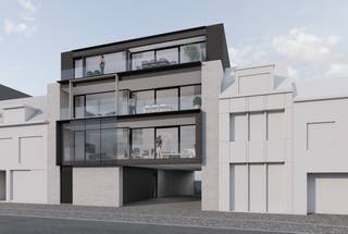 <p>Penthouse op de derde verdieping van een kleinschalig kwalitatief hoogstaand appartementsgebouw.<br /><br /><span>Villa Fortuna is een exclusief nieuwbouwproject op het Rameplein in Tielt.</span><br /><br /><span>Hier worden 3 uitzonderlijk ruime appartementen gerealiseerd op een toplocatie in het centrum met winkels, horeca, cultuur, sport en openbaar vervoer op wandelafstand.</span><br /><span>De appartementen onderscheiden zich door hun royale en doordachte indeling, grote raampartijen die overvloedig natuurlijk licht binnenlaten, en een verfijnde afwerking met uitsluitend hoogwaardige materialen, in harmonie met het luxueuze en kwalitatieve karakter van het gebouw.</span><br /><br /><span>De appartementen beantwoorden aan de meest recente energetische normen en zijn uitgerust met vloerverwarming op basis van een individuele warmtepomp en een ventilatiesysteem voor een gezond binnenklimaat </span><br /><span>Achteraan het terrein zijn private garages voorzien, bereikbaar via de Kortrijkstraat, evenals fietsenbergingen met een toegang langs de Nieuwstraat.</span><br /><br /><span>Kopers krijgen de mogelijkheid om de inrichting en afwerking af te stemmen op hun eigen stijl en behoeften, in samenspraak met de bouwheer.</span><br /><br /><b><u>Villa Fortuna bestaat uit volgende entiteiten :</u></b><br /><span>- 1° Verdiep (1.1): 144 m² + 34 m² terrassen – 2 slpk – 1 bdk - berging </span><b>VERKOCHT</b><br /><span>- 2° Verdiep (2.1): 144 m² + 26 m² terrassen – 2 slpk – 1 bdk – berging </span><b>VERKOCHT</b><br /><span>- 3° Verdiep (3.1): 144 m² + 26 m² terrassen – 2 slpk – 1 bdk – berging</span><br /><span>- Individuele fietsenbergingen</span><br /><span>- 3 garages (twee verkocht)</span><br /><br /><b>Mogelijkheid tot aankoop aan 6% btw</b><span> (i.p.v. 21%), indien u voldoet aan de voorwaarden.</span><br /><span>Meer info hierover op kantoor.</span></p>
