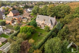 <p>Villa Vlassak-Verhulst prête à emménager, située dans une rue à sens unique, en pleine verdure, sur un terrain de 2 000 m² entièrement clôturé et équipé d'un portail d'accès automatique avec remise pouvant accueillir 2 voitures. Au rez-de-chaussée, on trouve un hall d’entrée majestueux, un espace de vie en L avec cheminée à gaz (65 m²), une cuisine intégrée équipée de tous les appareils électroménagers et d’un coin repas séparé, un espace bureau, des toilettes séparées, un double garage intégré, un local technique et une buanderie. Au premier étage, on trouve 4 chambres, dont une suite parentale avec accès à une terrasse, un dressing et une salle de bains, une deuxième salle de bains avec douche, des toilettes séparées, une pièce polyvalente (60 m²) équipée d’une kitchenette et un espace séparé doté d’un coffre-fort. Le grenier, accessible par un escalier escamotable électrique, s'étend sur toute la largeur de la maison. La villa dispose également d'une cave à vin. Parmi les nombreux atouts de cette propriété : label B, installation électrique conforme, 6 bornes de recharge, jardin paysager. Pour plus d'informations : 0479/9 34 34 9 (Kristof)</p>