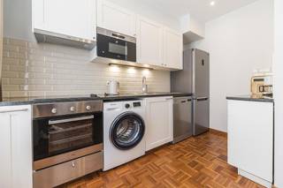 Prachtig appartement met 1 slaapkamer – Rue Souveraine 28 in 1050 Elsene.<br />Ontdek deze ware oase van rust, ideaal gelegen in een van de meest gewilde en levendige wijken van Elsene, op een steenworp afstand van het Fernand Cocq-plein, de Louizalaan en het Bonifatiusplein. Dit appartement ligt op de 2e verdieping en biedt u het absolute voorrecht van rust en privacy, terwijl u toch in de directe omgeving van winkels, trendy restaurants en het openbaar vervoer verblijft. Het appartement is als volgt ingedeeld: inkomhal, open keuken en woonkamer, 1 mooie, comfortabele slaapkamer met eigen badkamer.<br />Praktische informatie:<br />Beschikbaarheid: onmiddellijk // Elektriciteit conform // EPC: B- (87 kWh/m²/jaar en 22 kg/m²/jaar) // Prijs: 340.000 €. Het appartement wordt verhuurd voor 1.300 € per maand, inclusief meubilair, exclusief kosten.<br />Parkeerplaats mogelijk voor 25.000 € (optioneel)<br />Basisakte- en landmeetkundige kosten ten laste van de koper (+/- 800 € excl. btw).<br />Info & bezichtigingen: 0477 57 98 87 of per e-mail LMEERT@TREVI.BE