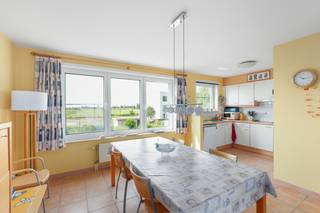 <strong>Wenduine: Bel-étage woning te koop in een rustige buurt met open zicht op de velden en een inpandige garage! (MEUBELS INEBGREPEN IN DE PRIJS)</strong><br /><br />Deze prachtige woning met bouwjaar 2003 ligt in een rustige straat, grenzend aan weilanden. Op het gelijkvloers bevindt zich de inkom hal met afzonderlijke WC, de garage, alsook een slaapkamer met douche en zicht op een mooi onderhouden tuin.<br /><br />Op de 1e verdieping bevinden zich de leefruimtes, namelijk een open keuken, eetkamer/zithoek, hal met WC. De leefruimtes op het verdiep hebben als voordeel dat men optimaal kan genieten van een fenomenaal zicht op de weilanden. Ten slotte zijn er op de 2e verdieping nog 3 slaapkamers en een badkamer met ligbad, dubbele wastafelmeubel en WC aanwezig.<br /><br />Troeven:
<ul><li>4 slaapkamers + 2 badkamers</li><li>Open zicht op groen</li><li>Instapklaar</li><li>Garage</li><li>Perfect onderhouden en omheinde tuin</li><li>Rustige ligging maar toch nabij het strand en centrum</li></ul>
Deze unieke combinatie van troeven, zorgt ervoor dat dit de ideale woonst of vakantiewoning vormt. Meer informatie? Contacteer Ilse op het nummer 0456 96 04 61.