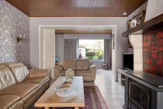 <p><span>GEZELLIGE, SOLIDE HALFOPEN BEBOUWING MET MOOIE TUIN, GARAGE EN 3 SLAAPKAMERS</span></p><p><span>Deze gezinswoning is gelegen in een rustige, autoluwe en kindvriendelijke woonwijk.</span></p><p><span>De nabijheid van de N16 en A12 verzekert een vlotte bereikbaarheid.</span></p><p><span> </span></p><p><span>De goed onderhouden woning beschikt over een mooie zuidwest-georiënteerde tuin waar u in alle rust van de zon kan genieten.</span></p><p><span>Het huis biedt heel wat potentieel mits het uitvoeren van een aantal renovatiewerken. </span></p><p><span> </span></p><p><span>Gelijkvloers: Inkomhal / ruime, aangename leefruimte met veranda (ca. 45 m²) met zicht op de tuin / keuken met laden en kasten / wasplaats / garage.</span></p><p><span>1ste verd.: 3 slaapkamers (3,9m x 2,75m; 3,9m x 3,75m; 3m x 2,5m) / badkamer met ligbad en wastafel.</span></p><p><span>Leuke tuin / oprit met parkeermogelijkheid.</span></p><p><span>Deze woning vormt de ideale opportuniteit voor wie op zoek is naar een solide woning die naar eigen smaak gemoderniseerd kan worden.</span></p><p><span>Interesse? Contacteer ons vandaag nog voor meer informatie of een bezoek via Trevi Axus.</span></p>