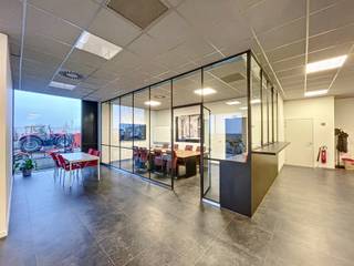 Het gebouw bestaat uit een magazijn van 1.270m² en een kantoorgedeelte van 650m². Het is ideaal gelegen in de industriezone Waregem-Zuid vlakbij...