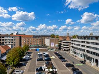 Instapklaar/licht op te frissen appartement met twee slaapkamers, 2 terrassen in Residentie Mayfair, pal aan het Polenplein in Roeselare. De Grote Markt, winkels, apotheek en andere voorzieningen bevinden zich op wandelafstand. Dankzij de wekelijkse dinsdagmarkt geniet je bovendien van extra gemak vlak bij huis.<br /><br />Gelegen op de zesde verdieping, bereikbaar met de lift, biedt dit appartement een prachtig open uitzicht over het Polenplein vanuit de leefruimte, de keuken en het terras. Vanuit het terras aan de slaapkamer geniet je bovendien van een uniek zicht op het koerskaffee van Roeselare.<br /><br />Met een netto bruikbare oppervlakte van 102 m² beschikt het appartement over een ruime en comfortabele indeling. <br /><br />Achteraan het gebouw is een private garagebox beschikbaar in het afgesloten garagecomplex (optioneel aan te kopen voor € 25.000).<br /><br />Het appartement beschikt over centrale verwarming op aardgas, EPC-Label C, heeft automatische rolluiken in de woonkamer en is asbestveilig.<br /><br /><strong>Ook wild geworden van deze thuis?<br />Twijfel dan niet langer en leg vandaag nog uw bezoek vast!</strong>