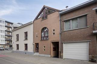 Op een topligging, op wandelafstand van het bruisende stadscentrum en alle dagelijkse voorzieningen, vindt u dit verzorgd gelijkvloers appartement. Dankzij de ligging in een kleinschalige residentie geniet u van lage gemeenschappelijke kosten. Een uiterst interessante opportuniteit, zowel voor eigen bewoning als voor investeerders. Het is namelijk mogelijk om het volledige gebouw, bestaande uit drie appartementen, aan te kopen. <br /><br />De indeling is praktisch en aangenaam: via de inkomhal met handige vestiairehoek en afzonderlijk gastentoilet bereikt u de keuken met aansluitend de leefruimte. Verder beschikt het appartement over twee volwaardige slaapkamers, een badkamer en een gezellige koer waar u in alle rust kan genieten.<br /><br />Als extra troef is er nog een ruime kelderberging aanwezig, ideaal voor het wegbergen van fietsen of seizoensgebonden spullen.<br /><br />Dit appartement combineert een centrale ligging met comfort en een slimme indeling – een absolute aanrader voor wie zoekt naar een zorgeloze woonst of een solide investering.