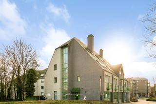 <p><span>Bent u ook op zoek naar een waardevaste belegging of zoekt u een eigen stek aan te kopen voor uw studerende kinderen of voor uzelf?<br />Dan is deze studio op een topligging in Leuven een ware opportuniteit!<br /></span><span>Deze studio met een bruikbare vloeroppervlakte van 20 m² is uitermate centraal doch rustig gelegen, op wandelafstand van Gasthuisberg en het historisch centrum van Leuven en vlakbij alle belangrijke invalswegen. Deze studio is achteraan gesitueerd op de tweede verdieping van een welonderhouden residentie met als bouwjaar 1990 en omvat een knusse en lichtrijke leef-en slaapruimte met aansluitend een open ingericht keukentje en een badkamer met douche en toilet. </span></p><p><span>Verder beschikt dit eigendom nog over een balkon. Kortom, </span><span>deze welgelegen studio is zeker een bezoek waard. Voor snelle beslissers.</span></p><p><span> </span></p>