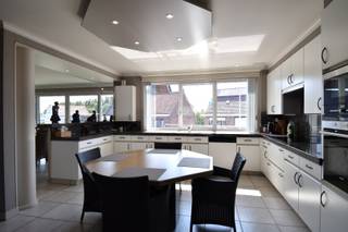 Deze prachtige eigendom combineert comfort, degelijkheid en een uitzonderlijke locatie. De villa, gebouwd in 1996 met oog voor kwaliteit...