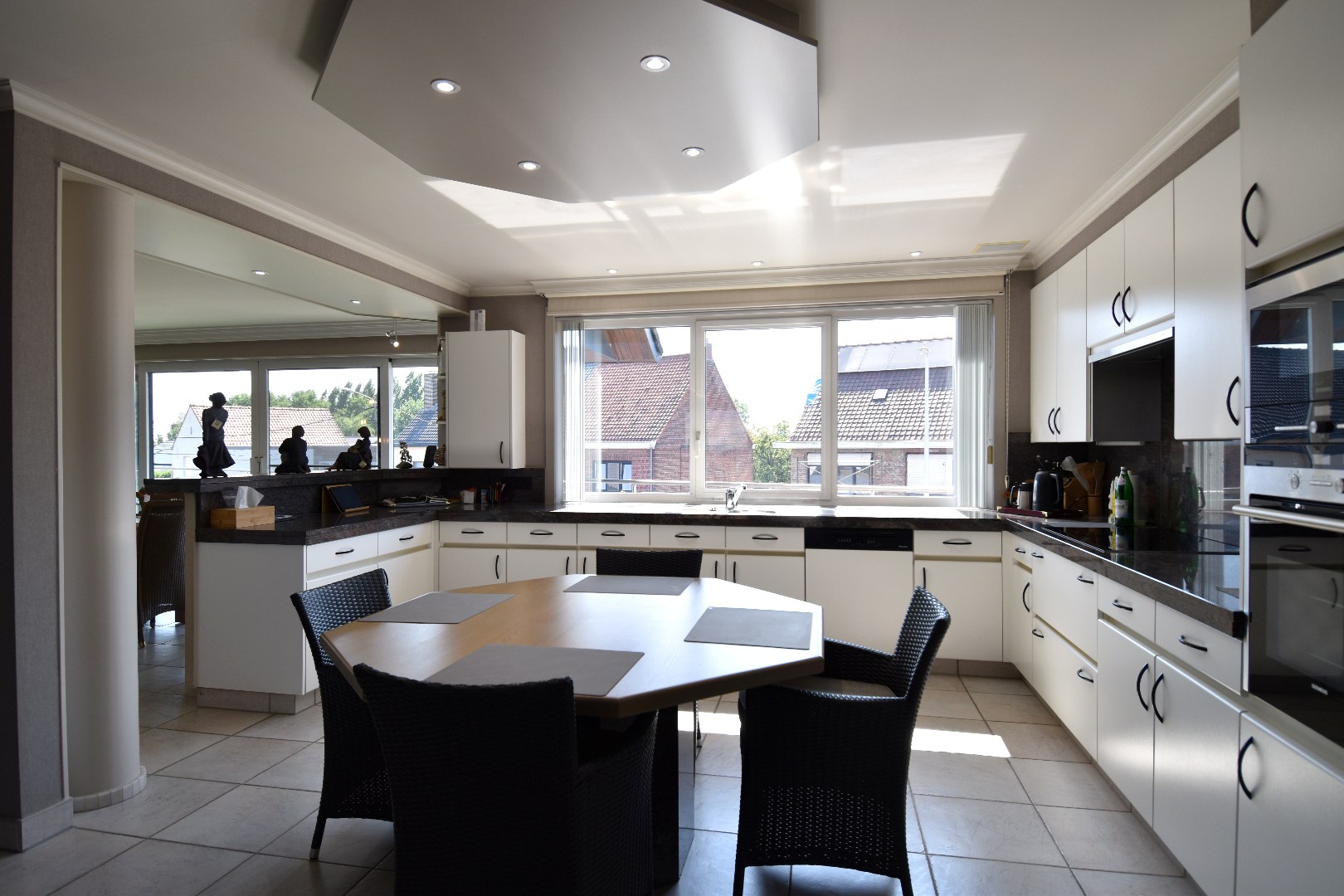 Instapklare villa met 5 slaapkamers én grote handelsruimte te koop in Gullegem - foto 2