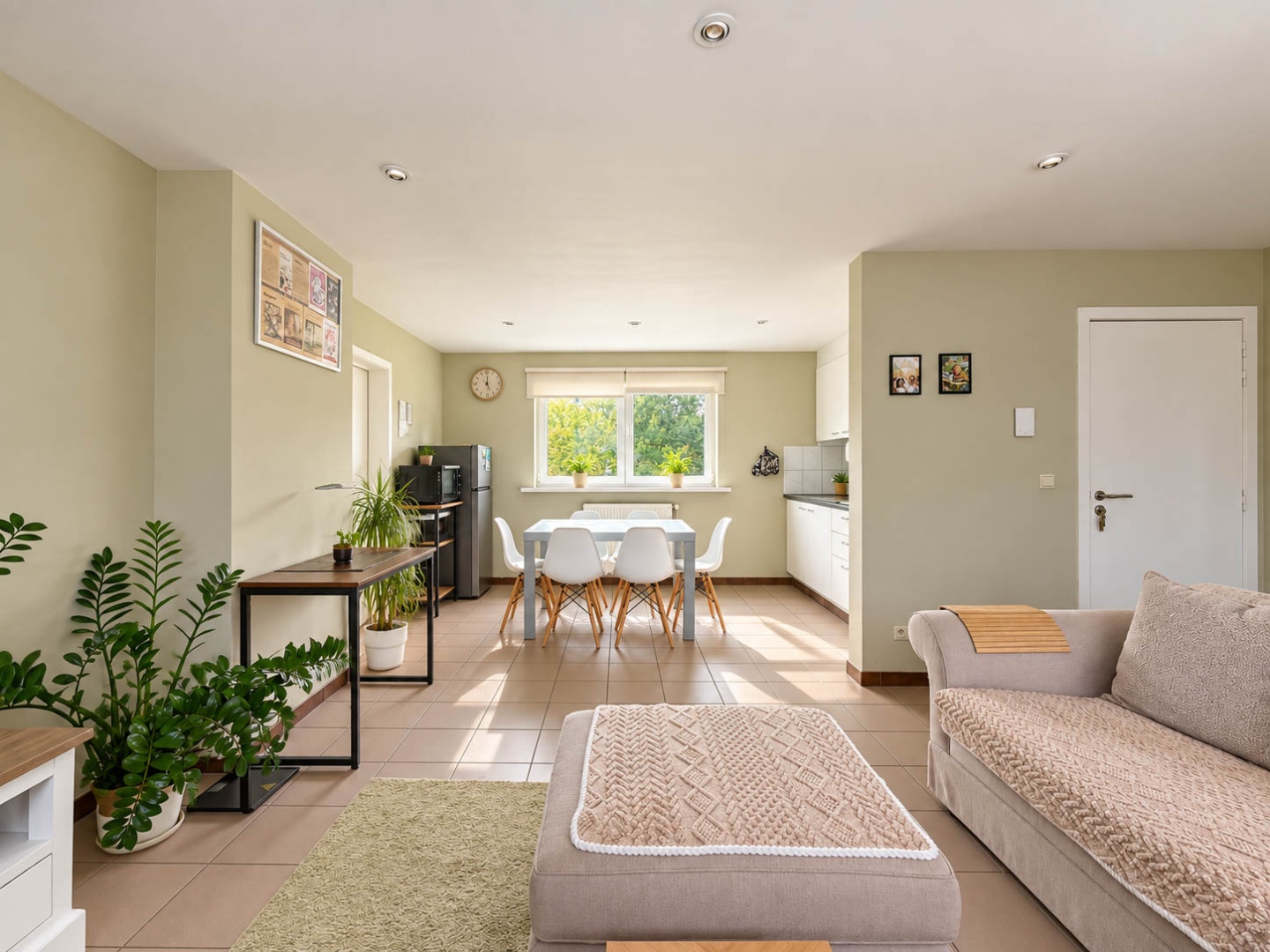 Te koop, 2-slaapkamerappartement met autostaanplaats op centrale ligging te Merelbeke! - foto 4