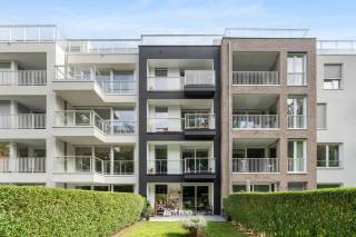 Op een bijzonder mooie en historische locatie in Gent bevindt zich deze recente assistentiewoning met twee slaapkamers, gelegen op de site Abraham Voortman. Een unieke omgeving waar rust en groen hand in hand gaan met de nabijheid van het stadscentrum.<br /><br />De assistentiewoning beschikt over een aangename en lichtrijke leefruimte met open keuken. Vanuit de leefruimte heeft u een prachtig zicht over het Vogelenzangpark en toegang tot het aansluitende, zuidwestgerichte terras. Een heerlijke plek om te genieten van de namiddag- en avondzon, met het groen als bijzonder decor.<br /><br />De open keuken is ingericht met oog voor comfort en beschikt onder meer over een in hoogte verstelbaar keukenblad. Verder omvat de woning twee volwaardige slaapkamers, een praktische berging en een comfortabele badkamer die zowel vanuit de slaapkamer als vanuit de nachthal toegankelijk is. Er is een privatieve kelderberging en een gemeenschappelijke fietsenberging.<br /><br />Als bewoner geniet u hier van de vrijheid en privacy van een eigen appartement, met tegelijk de geruststelling van een professionele woonomgeving. Een woonassistent staat ter beschikking en via het noodoproepsysteem is er 24/7 permanentie. Wie dat wenst, kan bovendien gebruikmaken van bijkomende diensten en zorgondersteuning.<br /><br />Ook de aanwezigheid van (zorg)Hotel Den Briel op de site vormt een mooie meerwaarde. Bewoners kunnen er onder meer terecht in het restaurant, dat beschikt over een aangenaam terras met rechtstreekse toegang tot het Vogelenzangpark, en genieten van diverse andere faciliteiten.<br /><br />De ligging is bijzonder: u woont hier in alle rust op een historische site, met een prachtig groen uitzicht, terwijl het centrum van Gent, winkels, horeca, het ziekenhuis (AZ Sint-Lucas) en openbaar vervoer zich op korte afstand bevinden.<br /><br />Een recente en comfortabele assistentiewoning (oppervlakte 113,18m² incl. terras en kelderberging) op een uitzonderlijke locatie, met het park als dagelijks decor en de stad binnen handbereik.