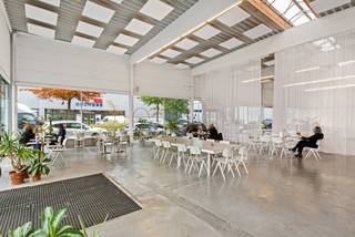 Bedrijfsgebouw te koop op een topligging met uitstekende visibiliteit, gelegen langs en toegankelijk via 3 verschillende straten, namelijk...