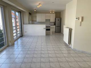 <p><span>GEZELLIG APPARTEMENT MET 2 SLAAPKAMERS EN ZUIDWEST-GEORIËNTEERD TERRAS 10M²</span></p><p><span>1ste verdieping - ligging in centrum nabij station met vlotte bereikbaarheid via N16 en A12</span></p><p><span> </span></p><p><span>Inkomhal met vestiaire / wc met handwas / living met eetplaats met ingerichte keuken (totale opp.: 36m²) / nachthal / 2 slaapkamers (3,5 x 2,9m; 3,2 x 2,4m) waarvan de grootste met toegang tot zuidwest-georiënteerd terras (3,4 x 2,8m) / badkamer (2,1 x 1,7m) met wastafel en ligbad met douchemogelijkheid / berging met wasplaats.</span></p><p><span> </span></p><p><span>Appartement is voorzien van lichtarmaturen</span></p><p><span> </span></p><p><span>Lasten: € 45 / maand.</span></p><p><span> </span></p><p><span>Appartement is bewoonbaar door maximaal 3 personen.</span></p><p><span> </span></p>