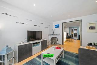 In de Brabantstraat bevindt zich dit interessant appartement op een bijzonder gunstige ligging, vlakbij winkels, openbaar vervoer en op wandelafstand van de zee. Dankzij de centrale ligging geniet u hier van alle dagelijkse voorzieningen binnen handbereik, terwijl u toch aangenaam woont nabij het bruisende stadsleven van Oostende.<br /><br />Het appartement is gelegen in een sous-sol verdieping en beschikt over een ruime leefruimte met eetplaats. De raampartijen zijn voorzien van hoogrendementsglas en zorgen voor een aangename lichtinval en extra wooncomfort. Aansluitend bevindt zich de open keuken, praktisch ingericht en geïntegreerd in de leefruimte, wat zorgt voor een open en gezellig geheel.<br /><br />Verder beschikt het appartement over één volwaardige slaapkamer en een badkamer uitgerust met douche en lavabo.<br /><br />De uitstekende ligging maakt dit pand bijzonder interessant als vaste woonst, tweede verblijf aan zee of investering met verhuurmogelijkheden. Winkels, horeca, openbaar vervoer en ontspanning bevinden zich allemaal op korte afstand.<br /><br />Achteraan het appartement is er bovendien een gezellige koer aanwezig, wat een aangename buitenruimte biedt en extra leefcomfort toevoegt in een stedelijke omgeving.<br /><br />