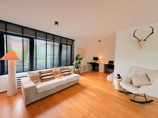 Geen zin om zelf te renoveren? Met deze halfopen woning, zeer rustig gelegen aan het einde van een doodlopende straat in Kontich-Kazerne heeft u de komende jaren geen renovatiestress! <br /><br />•Gelijkvloers: Ruime, lichte inkomhal met toegang tot een omvangrijke berging, een aparte wasplaats en een uiterst grote garage, ideaal voor de wagen, fietsen of nog meer stockage.<br /><br />•Eerste verdieping: L-vormige leefruimte op een parketvloer, stijlvol afgescheiden door een op maat gemaakte, zwarte stalen deur. Dankzij de grote raampartijen aan de voor-, achter- én zijkant geniet u hier de hele dag van een uitzonderlijke lichtinval. De keuken is voorzien van een maximum aan opbergkasten en hoogwaardige toestellen.<br /><br />•Tweede verdieping: De nachthal leidt naar drie volwaardige slaapkamers, allemaal smaakvol afgewerkt met een doorlopende parketvloer. De uitzonderlijk grote badkamer is uitgerust met alles wat een kwalitatieve badkamer nodig heeft.<br /><br />•Dankzij de zuidgerichte tuin zonder belemmering van andere huizen, geniet u hier van de eerste tot de laatste zonnestralen. Deze is toegankelijk via de zijkant van de woning, dus geen gedoe met (tuin)afval doorheen het huis.<br /><br />Belangrijkste kenmerken:<br />• EPC: Label B (zeer energiezuinig)<br />• Plat dak, ideaal voor zonnepanelen & bekomen EPC A<br />• 14cm isolatie aan voor-, zij- en achtergevel<br />• Geïsoleerd en vernieuwd dak<br />• HR-beglazing met verluchtingsroosters, uitgerust met vliegenramen<br />• Doodlopende straat, op wandelafstand van een gezellige buurtsupermarkt, kleuter- & lagere school<br />• Bewoonbare opp.: 210 m²<br />• Perceelopp.: 230 m²<br />• Slaapkamer 1 (22m²) met elektrische rolluik, slaapkamer 2 (16m²) en slaapkamer 3 (7m²)<br />• Ruime en volledig uitgeruste badkamer met grote inloopdouche (160cm), ligbad, toilet, handdoekdroger en 2 wastafels met anticondensspiegels.<br />• Hyper uitgerust keuken met oven, combioven, inductievuur, koelkast, diepvriezer en vaatwasser<br />• Zonovergoten tuin, zonder belemmering van andere huizen