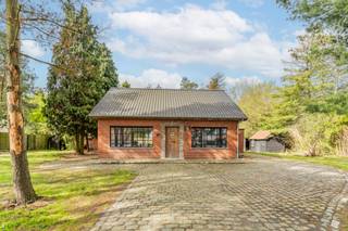 Deze prachtig gerenoveerde (2022) vrijstaande woning combineert hedendaags comfort met een groene, bosrijke omgeving en een vlotte...
