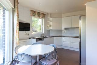 <p>Exclusieve villa met uitzonderlijk potentieel en een uniek uitzicht op het Mannenwiel. Deze prachtige, lichtrijke woning combineert ruimte, comfort en veelzijdigheid op een perceel van maar liefst 963 m², waar kwaliteit, privacy en een schitterend panorama centraal staan. De woning baadt in het licht, ademt karakter en is gebouwd met een zorg en visie die je vandaag nog maar zelden ziet. Ze beschikt over een volwaardige kelderverdieping met stookplaats, berging, wijnkelder en een aansluitende dubbele garage. Op het gelijkvloers bevinden zich de inkomhal, een ruime en aangename woon- en eetkamer met veel natuurlijk licht en een volledig geïnstalleerde keuken. Via de inkomhal kom je op het volgende half verdiep waar zich een master bedroom met aansluitende dressing, een comfortabele badkamer en een bureauruimte bevinden. De eerste verdieping omvat een nachthal, een apart toilet, een volledig uitgeruste badkamer, een extra kleine ruimte met badkamermeubel en lavabo, drie slaapkamers, een ruime bureau- of bibliotheekruimte met terras dat uitzicht biedt op het Wiel en die eveneens als slaapkamer kan dienen. Boven de master bedroom vinden we een grote hobbyruimte die eveneens als extra slaapkamer kan worden ingericht. Op de tweede verdieping bevindt zich een praktische bergzolder. De woning is uitgerust met een lift, wat zorgt voor extra comfort en toekomstgericht wonen, evenals een centraal stofzuigsysteem en een alarmsysteem. Dankzij de uitstekende ligging nabij verbindingswegen, winkels, scholen, ziekenhuis, station en handelszaken, en de aanwezigheid van vijf volwaardige slaapkamers, is deze villa ideaal voor grote gezinnen of voor wie wonen en werken wil combineren. Deze woning biedt niet alleen een solide basis, maar ook een uitzonderlijk potentieel. De combinatie van de toplocatie, het unieke uitzicht en de karaktervolle architectuur maakt dit pand tot een zeldzame kans voor wie op zoek is naar een woning met meerwaarde. Ben je op zoek naar een plek waar je jouw droomproject kan realiseren op een absolute toplocatie, dan is deze villa zonder twijfel een bezoek waard. Voor meer info of een bezoek bel gerust: 03/283.84.84 of mail gert@ax-quality.be Vg/Wg/Gmo/Gvkr/Vv EPC 169 KWh/m² (Energielabel B) UC 3849827 P score: D, G score: A</p>