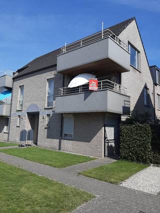Ligging:<br />Het appartement is centraal gelegen in Geel.<br />Hierdoor liggen alle faciliteiten die Geel te bieden heeft op wandelafstand (horeca, winkels, openbaar vervoer..).<br /><br />Beschrijving:<br />- Inkomhal met gastentoilet en plaats met cv-ketel op aardgas<br />- Ruime woonkamer met zicht op het terras<br />- Open volledig geïnstalleerde keuken (dubbele spoelbak/ dampkap/ combi-oven/ kookplaat/ koelkast/ vaatwasser)<br />- 2 slaapkamers<br />- Een badkamer met alle comfort (badkamermeubel met dubbele lavabo/ ligbad + douche met douchescherm)<br />- Garage met automatische poort<br />- Gemeenschappelijke fietsengarage<br /><br />Extra<br />Het terras is gelegen aan de zonnekant, de slaapkamers zijn gelegen aan de achterzijde<br />Het appartement is zeer kwalitatief afgewerkt en goed gelegen<br />De gemeenschappelijke kosten bedragen 30,00 euro per maand<br />Beschikbaar vanaf 01/10/2026<br /><br />Uitsluitend via onze website www.vastengoed.be kan u een bezichtiging inplannen op de vooropgestelde bezoekmomenten. Voor andere vragen kan u het kantoor bereiken op het nummer 014 72 73 74