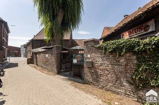 Ben je op zoek naar een opbrengsteigendom met stabiele huuropbrengsten en een topligging in het centrum van Hofstade? Gevonden!Deze goed gelegen en...