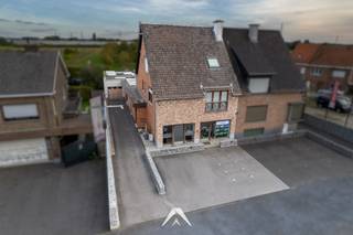 <p>Ontdek dit ruime handelsgelijkvloers op een commerciële toplocatie, <strong>met een kantooroppervlakte van ca. 221 m²</strong> en een afzonderlijke garage van ca. 31 m². Gelegen langs een vlot bereikbare verbindingsweg, geniet dit pand van een <strong>uitstekende zichtbaarheid en ruime parkeermogelijkheden</strong>, zowel voor- als achteraan — een echte troef voor klanten én medewerkers.</p>
<p>Het handelsgelijkvloers is ondergebracht in een <strong>verzorgd en goed onderhouden gebouw</strong> en biedt een veelzijdige indeling met onthaal, commerciële ruimte, twee toiletten, twee afzonderlijke vergaderruimtes/bureaus, een afsluitbare bureauruimte, keuken en een polyvalente ruimte met gezellige bar — ideaal om klanten in stijl te ontvangen.</p>
<p>De ruime kelder van ca. 67 m² zorgt voor extra opbergcapaciteit, en <strong>dankzij de zonnepanelen geniet het kantoorgedeelte bovendien van een aantrekkelijk energievoordeel</strong>.</p>
<p>Dit veelzijdige pand leent zich perfect voor <strong>kantoor-, praktijk- of handelsdoeleinden</strong> en vormt, dankzij de ligging aan een drukke verbindingsweg, een uitstekende commerciële opportuniteit met sterk groeipotentieel.</p>
<p>Het aanwezige meubilair wordt eveneens te koop aangeboden voor € 21.000,00 excl. btw, zodat u onmiddellijk operationeel kan zijn.</p>
<p><strong>Troeven:</strong><br />✅ Totale kantooroppervlakte van ca. 221 m²<br />✅ Polyvalente ruimte van ca. 71 m²<br />✅ Kelder van ca. 67 m²<br />✅ Ruime parkeergelegenheid voor klanten en medewerkers<br />✅ Vlotte bereikbaarheid nabij belangrijke invalswegen<br />✅ Uitgerust met zonnepanelen voor extra energievoordeel<br />✅ Aanwezig meubilair kan worden overgenomen</p>
<p>Een uitgelezen investeringskans voor wie op zoek is naar een representatieve en veelzijdige handelsruimte op een toplocatie in regio Waregem!</p>
<p>Interesse? Contacteer ons gerust voor meer informatie of om een bezoek in te plannen.<br /><br /></p>