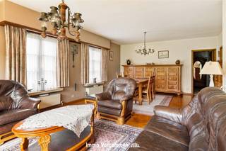 <p><span>Solide gezinswoning met 3 (mogelijk 6!) slaapkamers, uiterst gunstig gelegen te Sint-Katelijne-Waver.</span></p><p><span> </span></p><p><span>Deze mooie woning werd steeds met de grootste zorg onderhouden. De woning biedt met zijn verrassend ruime bewoonbare oppervlakte en functionele en doordachte indeling heel wat mogelijkheden. Op het gelijkvloers is er een riante en lichtrijke woonkamer met aansluitend een leefkeuken. Een inpandige garage en aansluitend berging en wasplaats zorgen voor heel wat stockageruimte. De nachthal op de eerste verdieping geeft toegang tot 3 slaapkamers en een badkamer.Een ruime zolderverdieping en een bergruimte naast de garage bieden echter opties tot extra kamers. En indien u niet binnen wenst te vertoeven kan u heerlijk tot rust komen in de aangename, zonnige tuin - perfect zuidwest georiënteerd.</span></p><p><span> </span></p><p><span>Een unieke kans voor wie een woning zoekt gelegen op een ware A-locatie te Sint-Katelijne-Waver, een zeer rustige, kindvriendelijke straat nabij Pasbrug en stad Mechelen, met winkels, scholen, sport- en ontspanningsmogelijkheden op fiets- of wandelafstand. Vlotte bereikbaarheid is tevens een troef, een centrale ligging tussen Brussel en Antwerpen, treinstation op fietsafstand en nabij fietsostrade.</span></p><p><span> </span></p><p><span>Bezoek enkel na afspraak, vrijblijvende info op kantoor: 015/755 444 of <span>info@immovercammen.be</span></span><span> </span></p><p><span> </span></p>