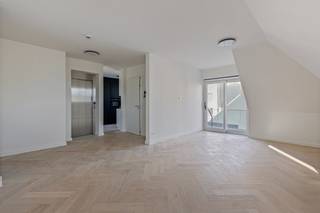Deze gloednieuwe penthouse (4de verdiep) combineert verfijnde luxe met een unieke ligging in een stijlvol gebouw met een karaktervolle...