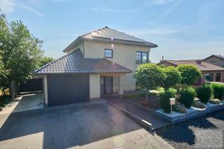 Op zoek naar een instapklare, energiezuinige woning waar ruimte, comfort en een rustige ligging perfect samenkomen? Dan is deze prachtige vrijstaande woning aan de Pieter De Coninckstraat 76 in Lommel absoluut een bezoek waard.<br /><br />Deze moderne gezinswoning is gelegen in een bijzonder rustige en kindvriendelijke woonomgeving en beschikt over een bewoonbare oppervlakte van 185 m². Dankzij de doordachte indeling, kwalitatieve afwerking en unieke architecturale elementen geniet u hier dagelijks van optimaal wooncomfort.<br /><br />Bij het betreden van de woning komt u terecht in een ruime inkomhal met gastentoilet. De lichtrijke leefruimte vormt zonder twijfel het hart van de woning. De indrukwekkende vide creëert een uitzonderlijk ruimtelijk gevoel en zorgt samen met de grote raampartijen voor een overvloed aan natuurlijk licht. De sfeervolle gashaard maakt van de woonkamer een gezellige plek om volledig tot rust te komen.<br /><br />De volledige benedenverdieping is afgewerkt met een stijlvolle parketvloer en voorzien van vloerverwarming, wat niet alleen zorgt voor een warme uitstraling maar ook voor een aangenaam wooncomfort. Aansluitend bevinden zich de eetkamer, een volledig uitgeruste keuken, een praktische berging en de inpandige garage.<br /><br />Op de eerste verdieping vinden we drie slaapkamers, een ruime dressing en een comfortabele badkamer.<br />Een extra troef is de volledig onderkelderde woning, die tal van mogelijkheden biedt als opslagruimte, hobbyruimte, werkplaats of fitness.<br /><br />Ook op energetisch vlak scoort deze woning uitstekend. Met een EPC-label A, zonnepanelen, een uitstekende isolatie en vloerverwarming bent u verzekerd van een energiezuinige woning met lage verbruikskosten.<br /><br />Indeling<br /><br />Gelijkvloers<br />Inkomhal<br />Gastentoilet<br />Ruime woonkamer met vide en gashaard<br />Eetkamer<br />Keuken<br />Berging<br />Inpandige garage<br />Verdieping<br />3 slaapkamers<br />Dressing<br />Badkamer<br />Kelder<br />Volledig onderkelderd<br /><br />Troeven<br /><br />Vrijstaande moderne woning<br />Rustige ligging in een aangename woonwijk<br />Bewoonbare oppervlakte van ca. 185 m²<br />Volledig onderkelderd<br />Unieke vide met ruimtelijk effect<br />Hoogwaardige parketvloer<br />Gezellige gashaard<br />Vloerverwarming<br />Inpandige garage<br />3 ruime slaapkamers en dressing<br />EPC-label A<br />Laadpaal <br />Zonnepanelen<br />Uitstekend geïsoleerd<br />Instapklaar<br /><br />Bent u op zoek naar een stijlvolle, energiezuinige gezinswoning op een rustige locatie in Lommel? Dan is deze woning zeker een bezoek waard.
